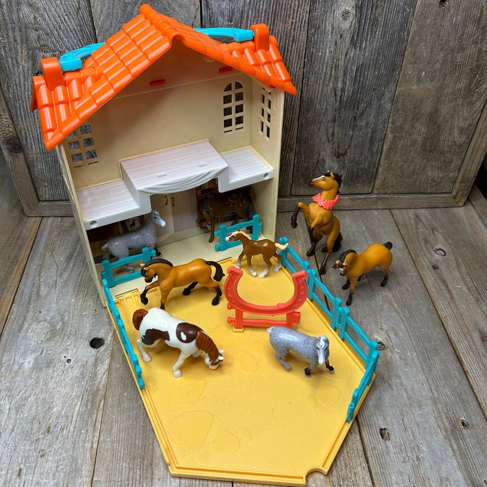 DreamWorks Spirit Riding Free Horse Stable Barn Playset‎ w/ 8 Figures Carry Case